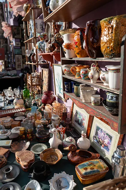 Vases et tableaux exposés dans une brocantewebp